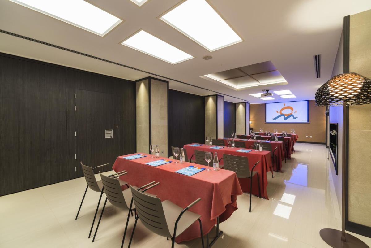 Una sala de conferencias con mesas, sillas y una pantalla. en Hotel Marsol, en Lloret de Mar 58 fotos más