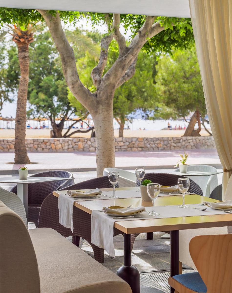 Un restaurante o sitio para comer en H10 Casa del Mar