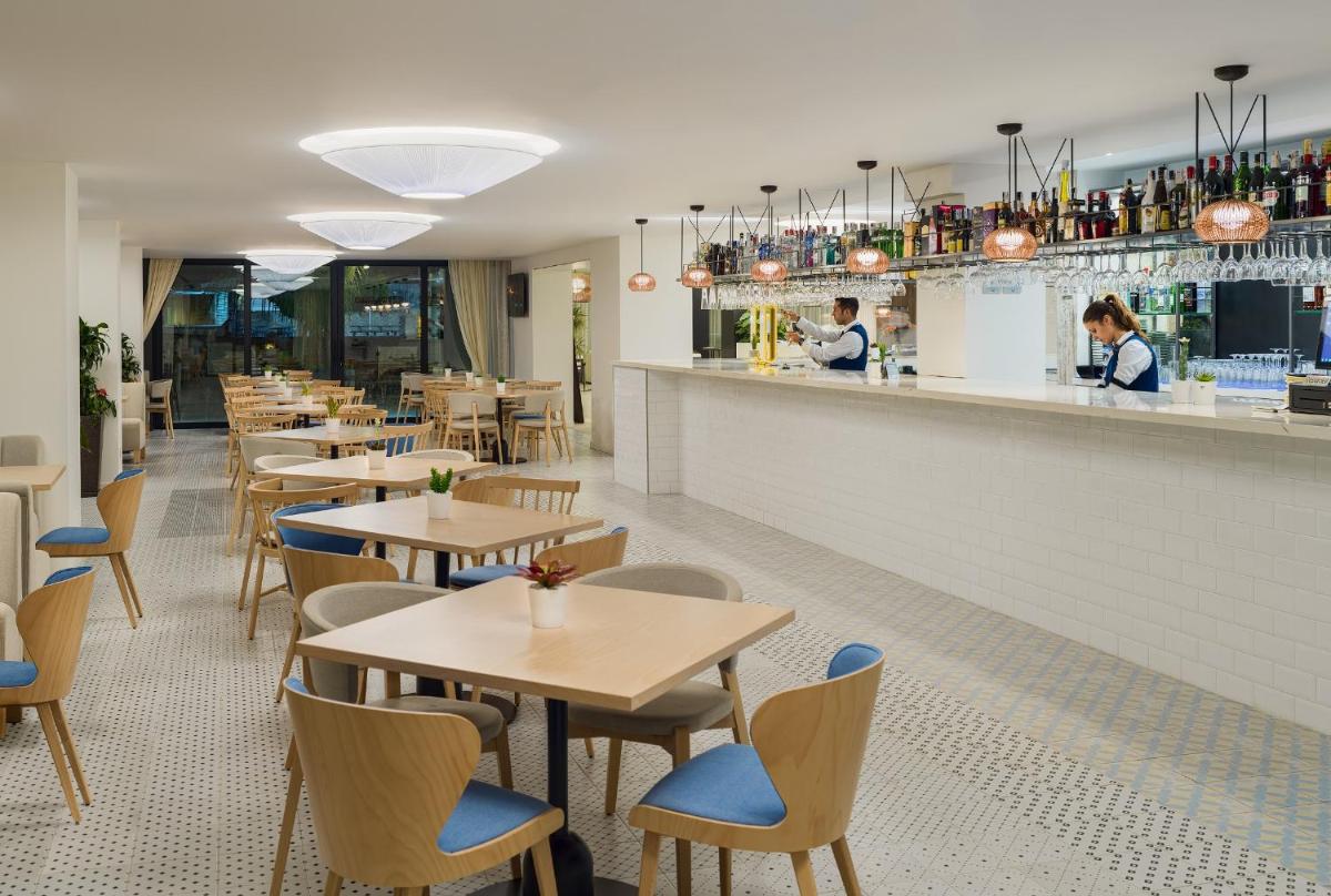 Un restaurante o sitio para comer en H10 Casa del Mar