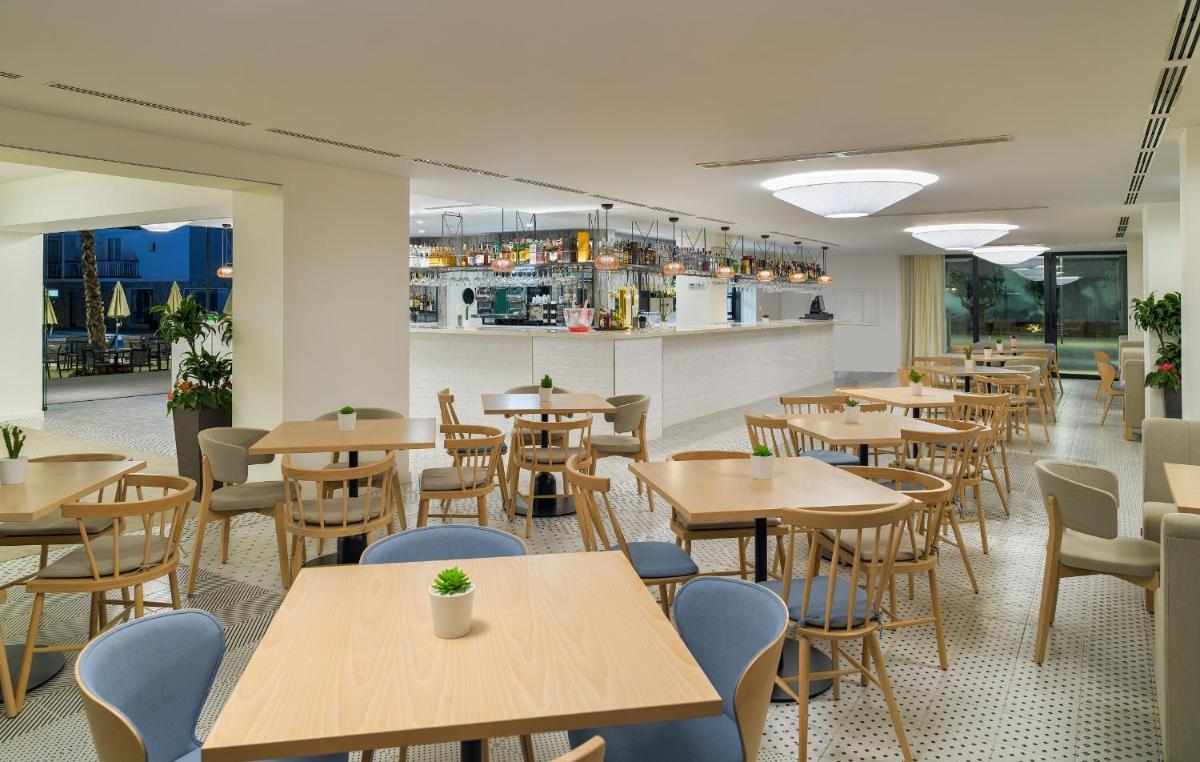Un restaurante o sitio para comer en H10 Casa del Mar