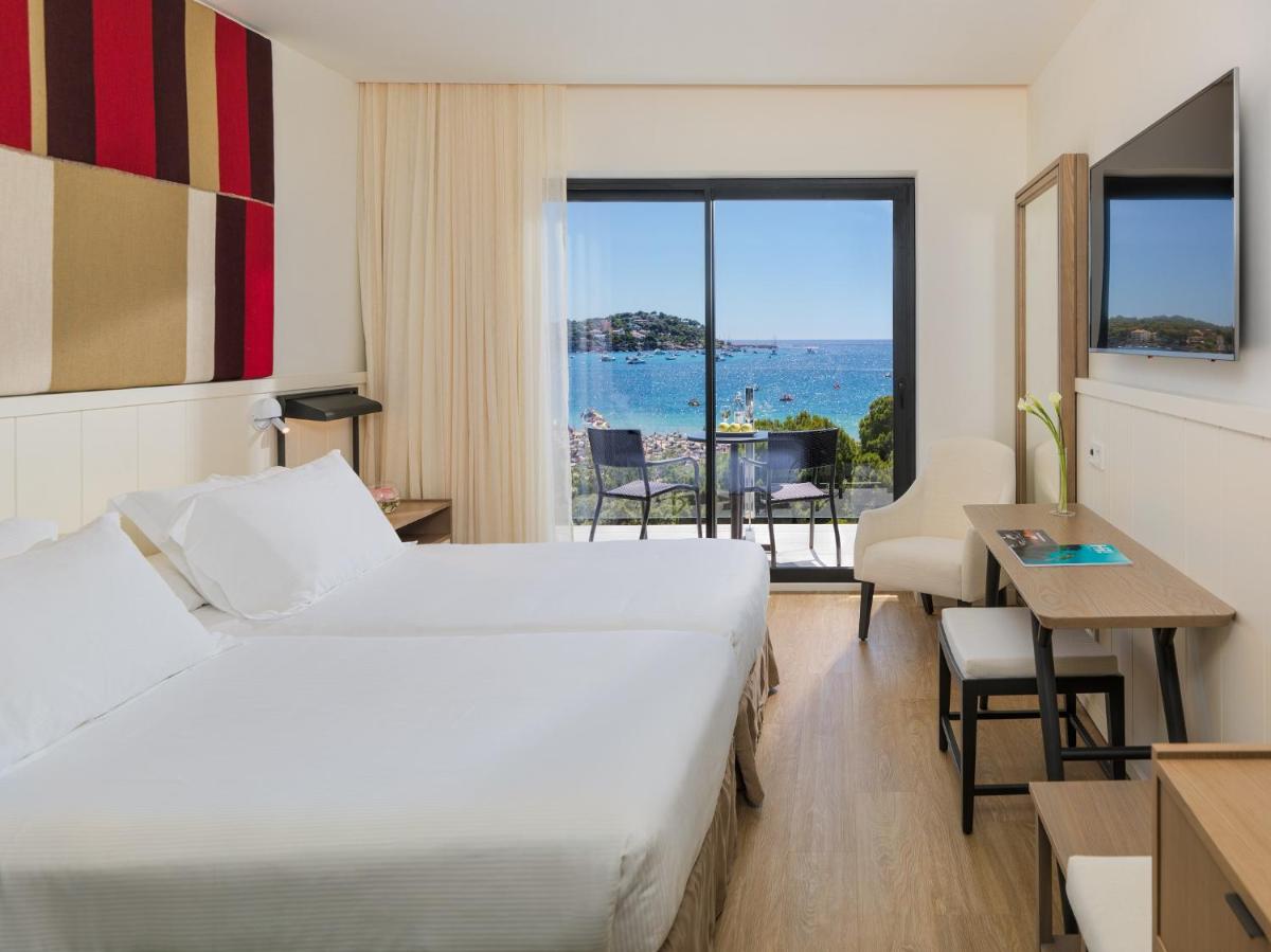 Una habitación de hotel con dos camas y vista al mar. en H10 Casa del Mar, en Santa Ponsa