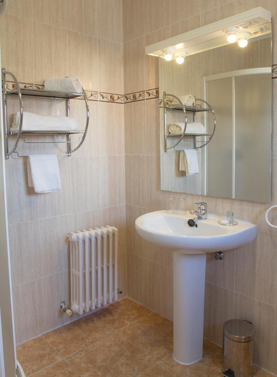 Hostal Restaurante María Victoria - Housity