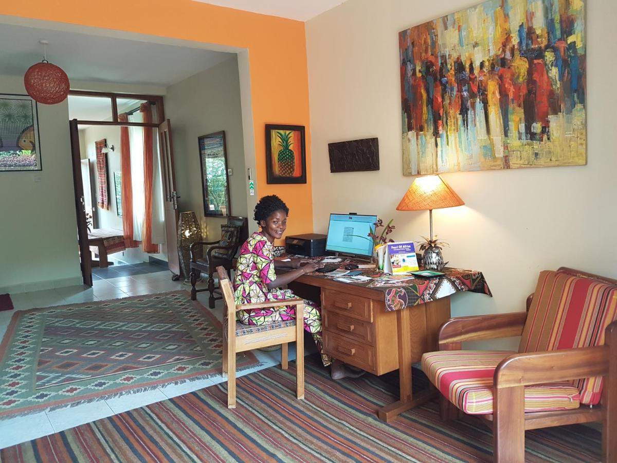 Pineapple Guest House Entebbe - Hizvo