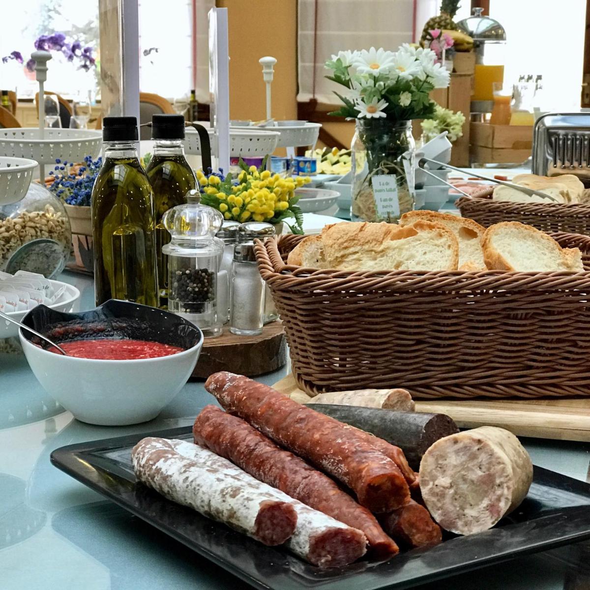 Comida en o cerca de este hotel