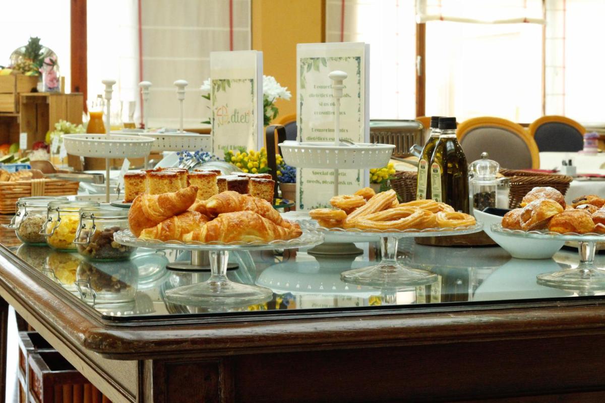 Comida en o cerca de este hotel