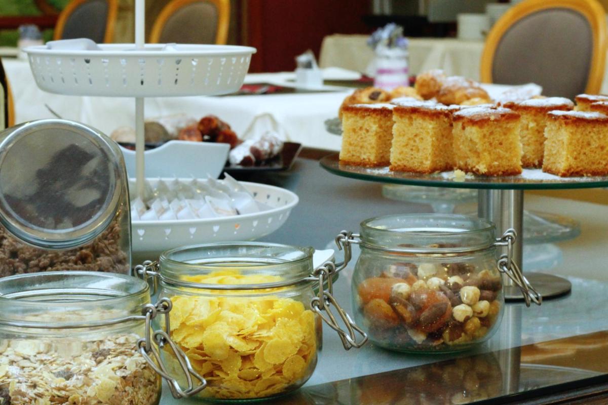Comida en o cerca de este hotel