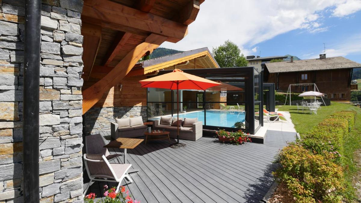 Piscine de l'établissement Hotel Alpina ou située à proximité
