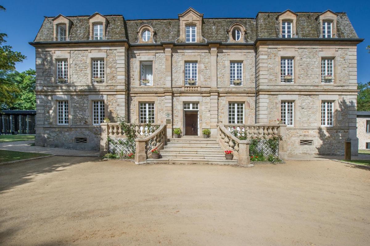 une ancienne maison en pierre avec des escaliers en face de celle-ci dans l'établissement Domaine De Barres, à Langogne