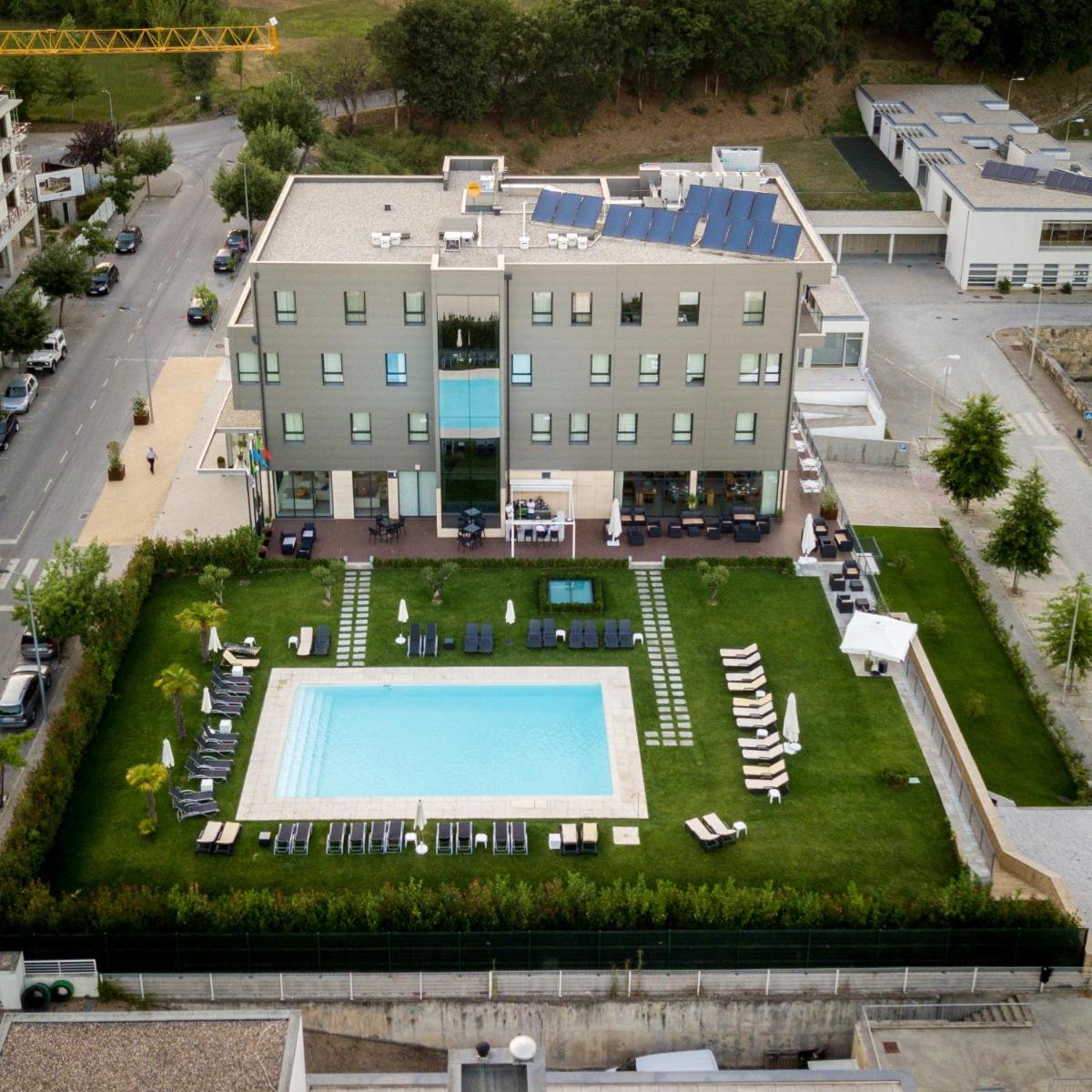 A piscina em ou perto de LAM Hotel Celorico de Basto