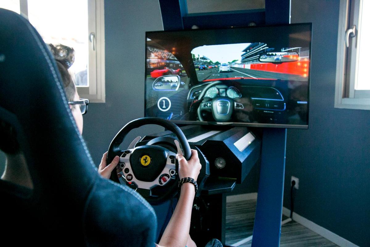 Una televisión o centro de entretenimiento en Grand Palladium Select Palace Ibiza - All Inclusive