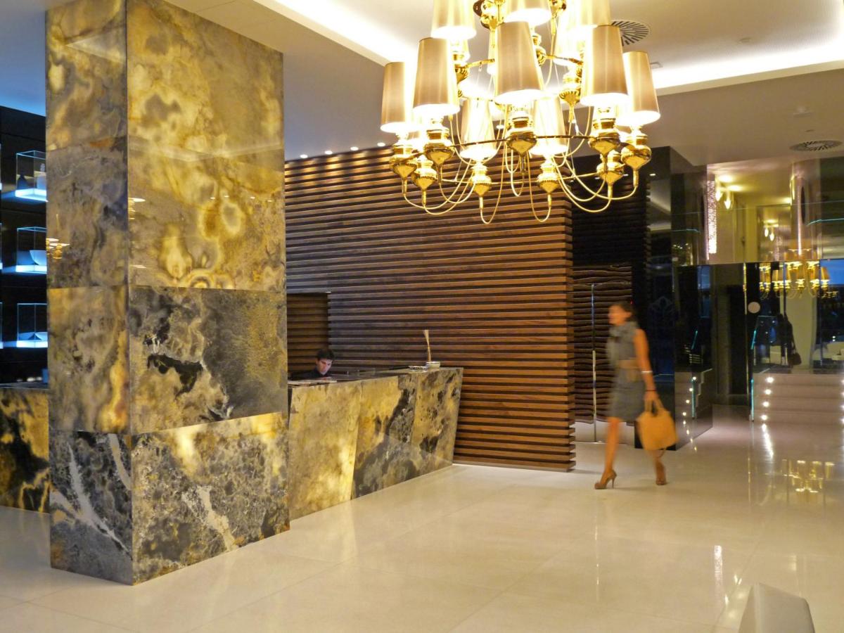 Una mujer caminando por un vestíbulo con una lámpara de araña en Gran Hotel Nagari Boutique & Spa, en Vigo 78 fotos más