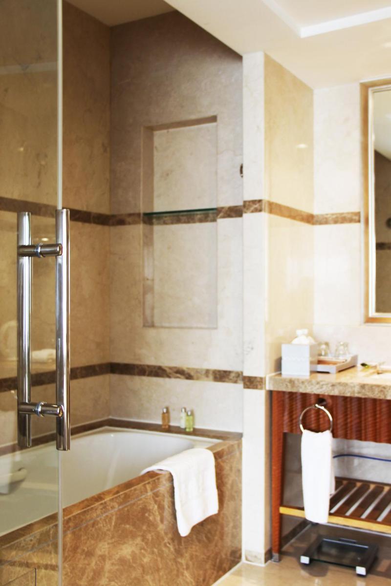 Glarun Jinling Hotel - Housity