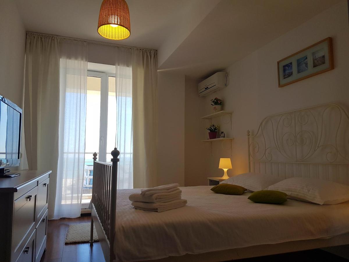 Apartment Summerland Mamaia - Housity