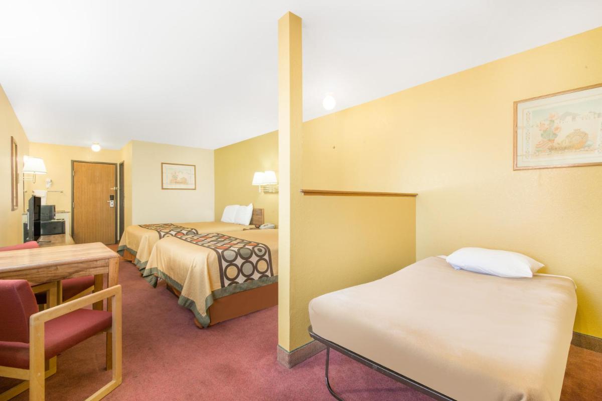 Super 8 by Wyndham Moriarty - Housity