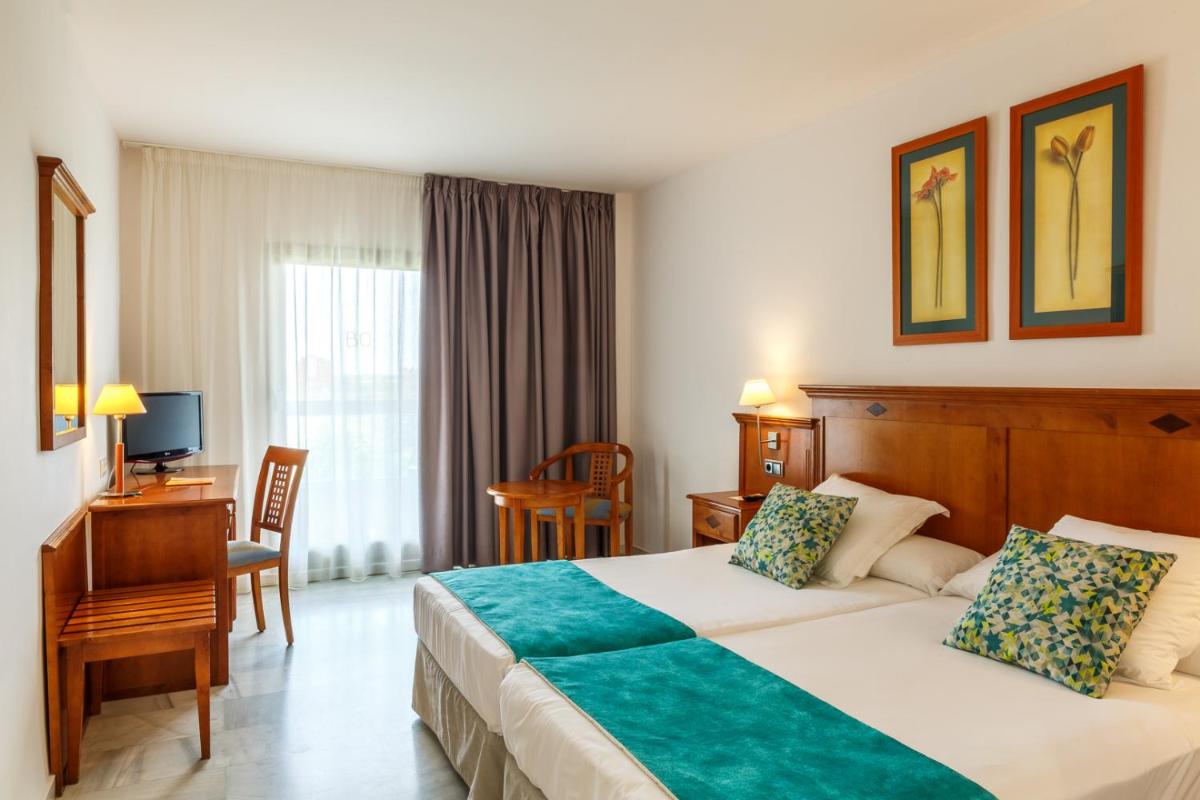 Cama o camas de una habitación en BQ Andalucia Beach Hotel