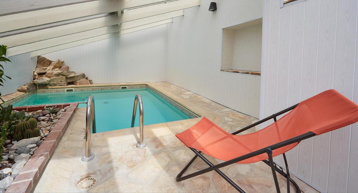 Piscine de l'établissement The Originals Hôtel Le Cise Restaurant Chambres et Suites ou située à proximité