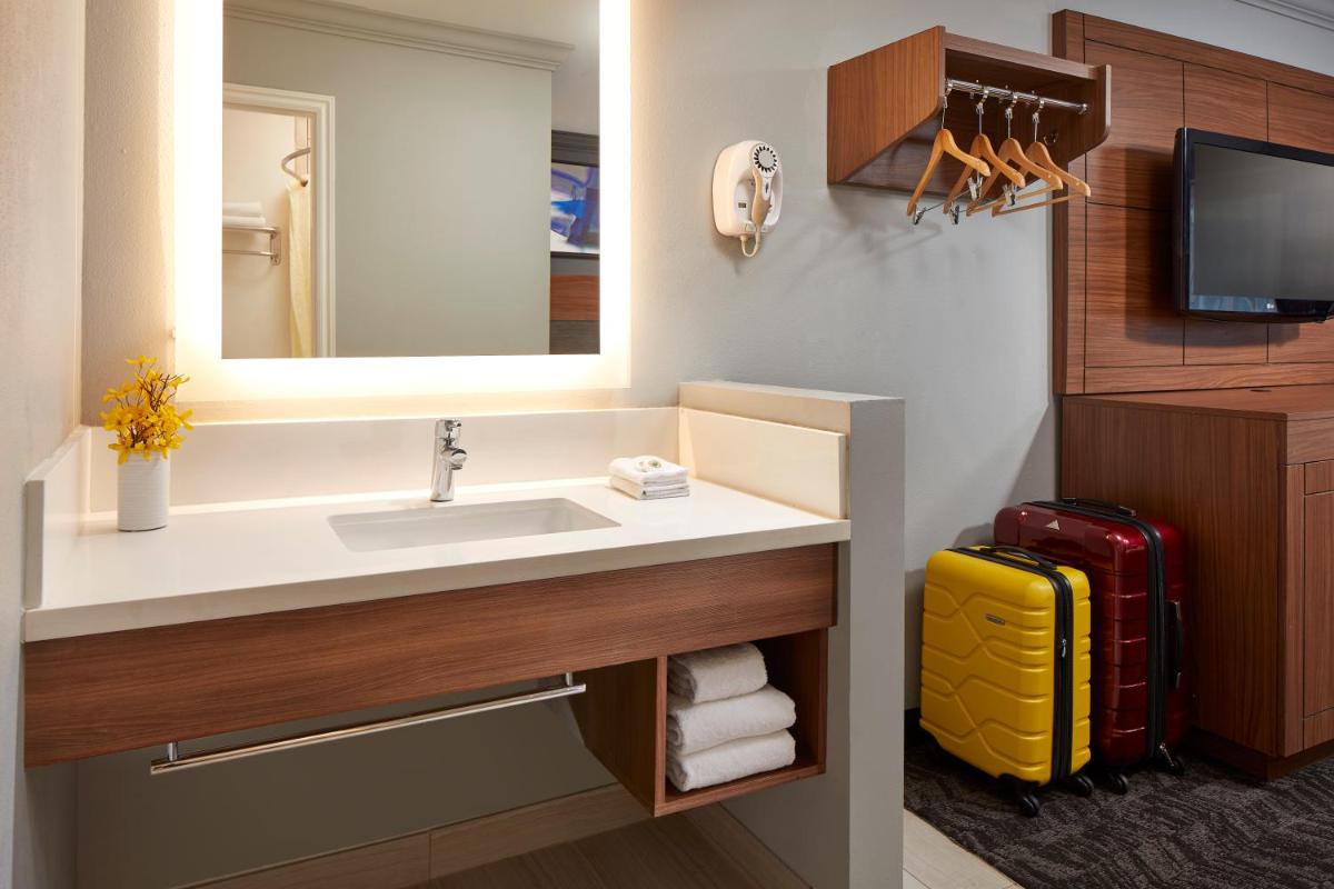 Studio Inn & Suites at Promenade Downey - Housity