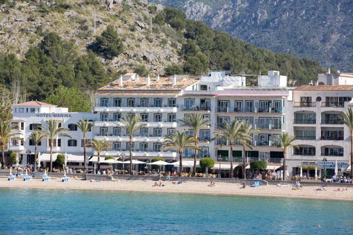 un hotel en la playa con gente en la playa en Hotel Marina, en Puerto de Sóller