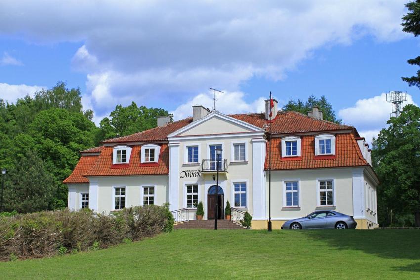 Hotel Księżycowy Dworek - Housity