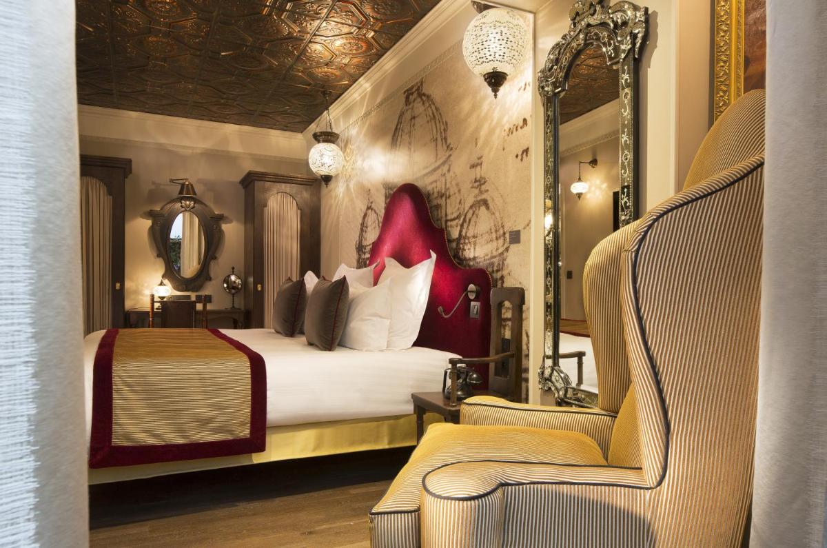 une chambre d'hôtel avec un lit et une chaise dans l'établissement Hôtel Da Vinci & Spa, à Paris