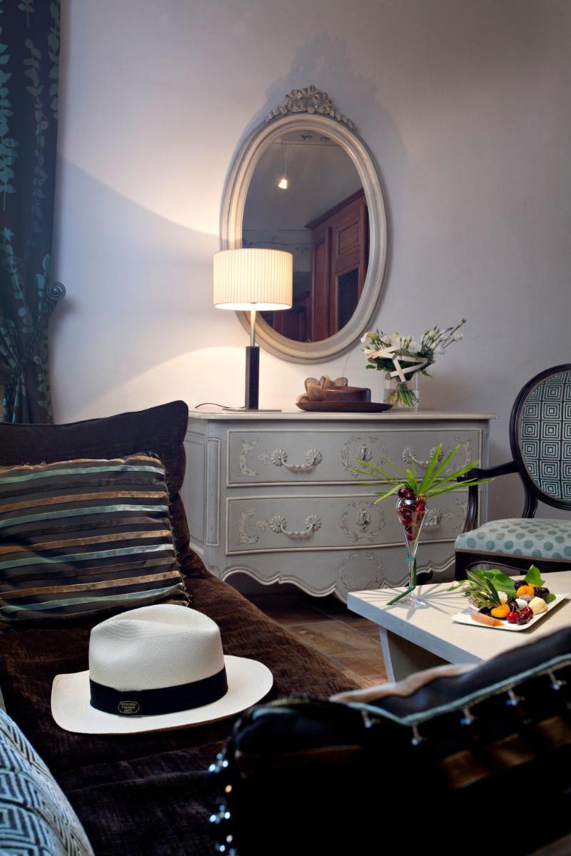 Coin salon dans l'établissement Le Castellas Hotel & SPA - TERITORIA