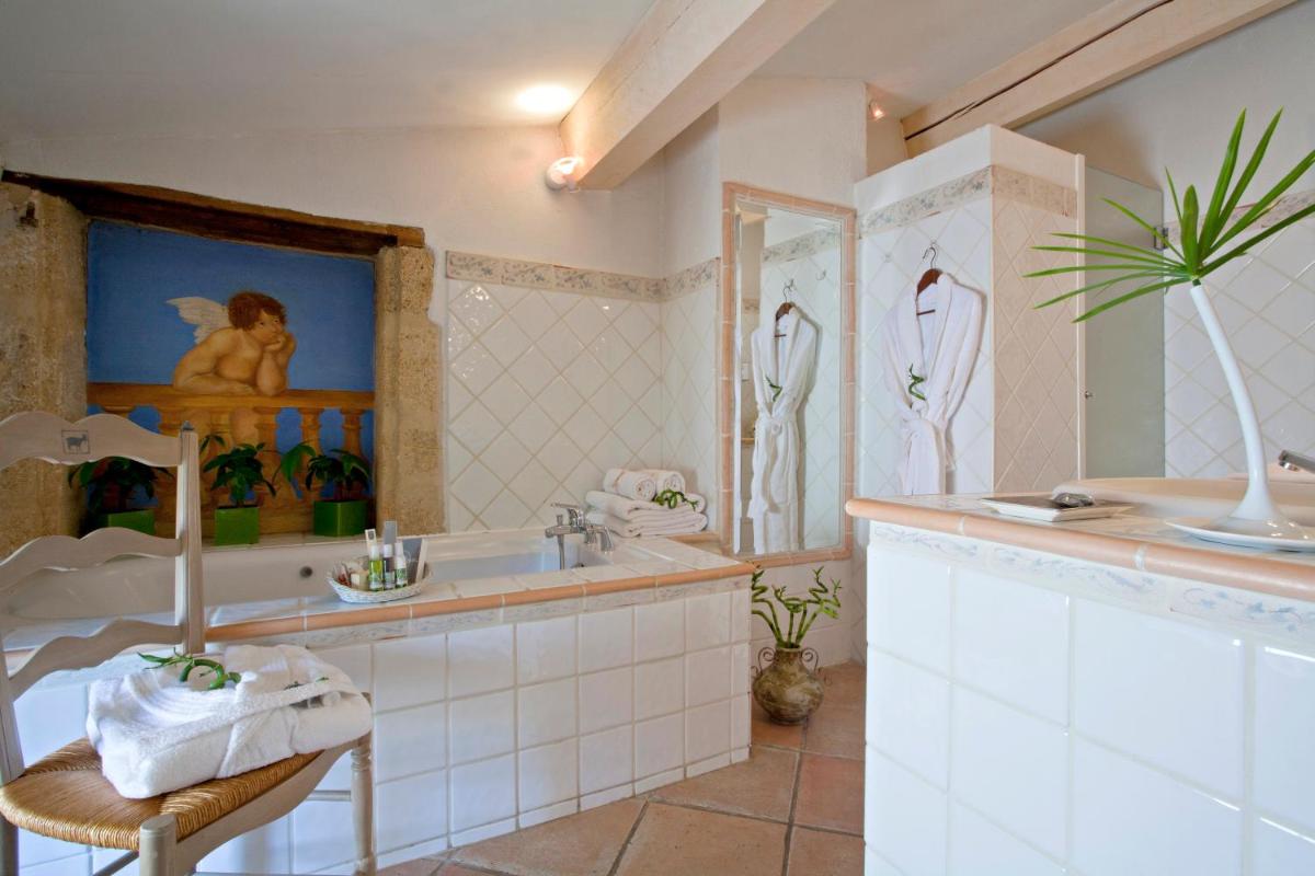 Salle de bains dans l'établissement Le Castellas Hotel & SPA - TERITORIA