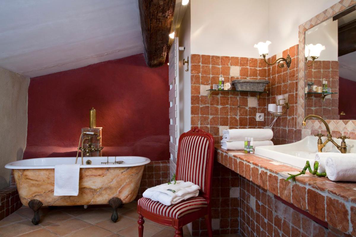 Salle de bains dans l'établissement Le Castellas Hotel & SPA - TERITORIA