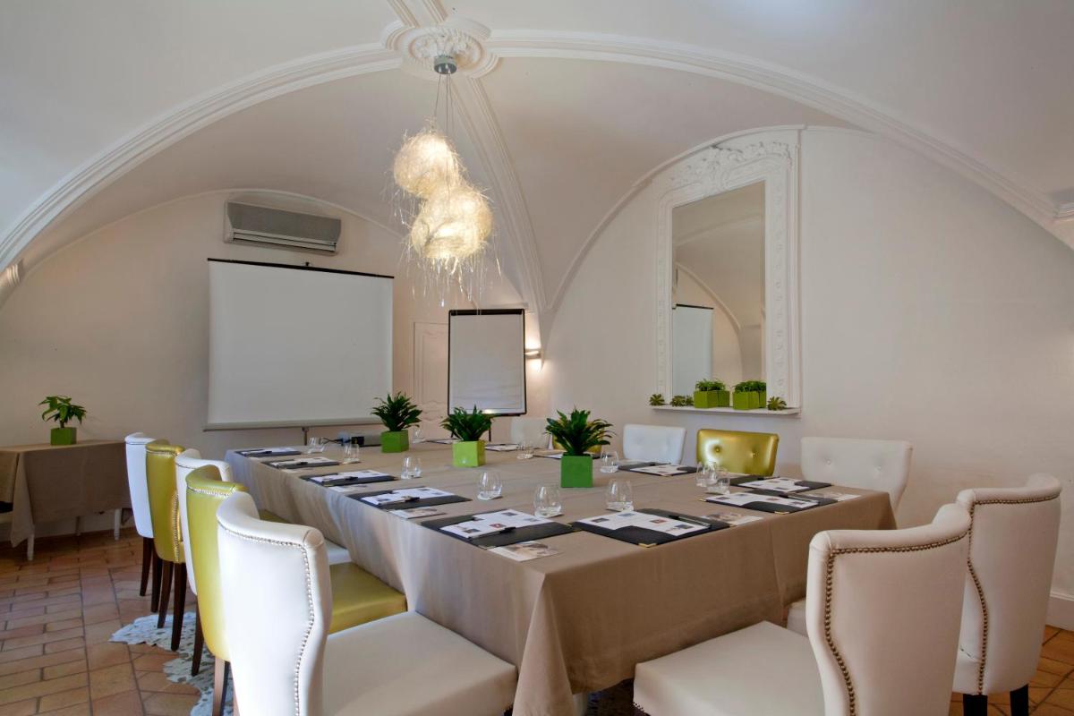 Coin salon dans l'établissement Le Castellas Hotel & SPA - TERITORIA