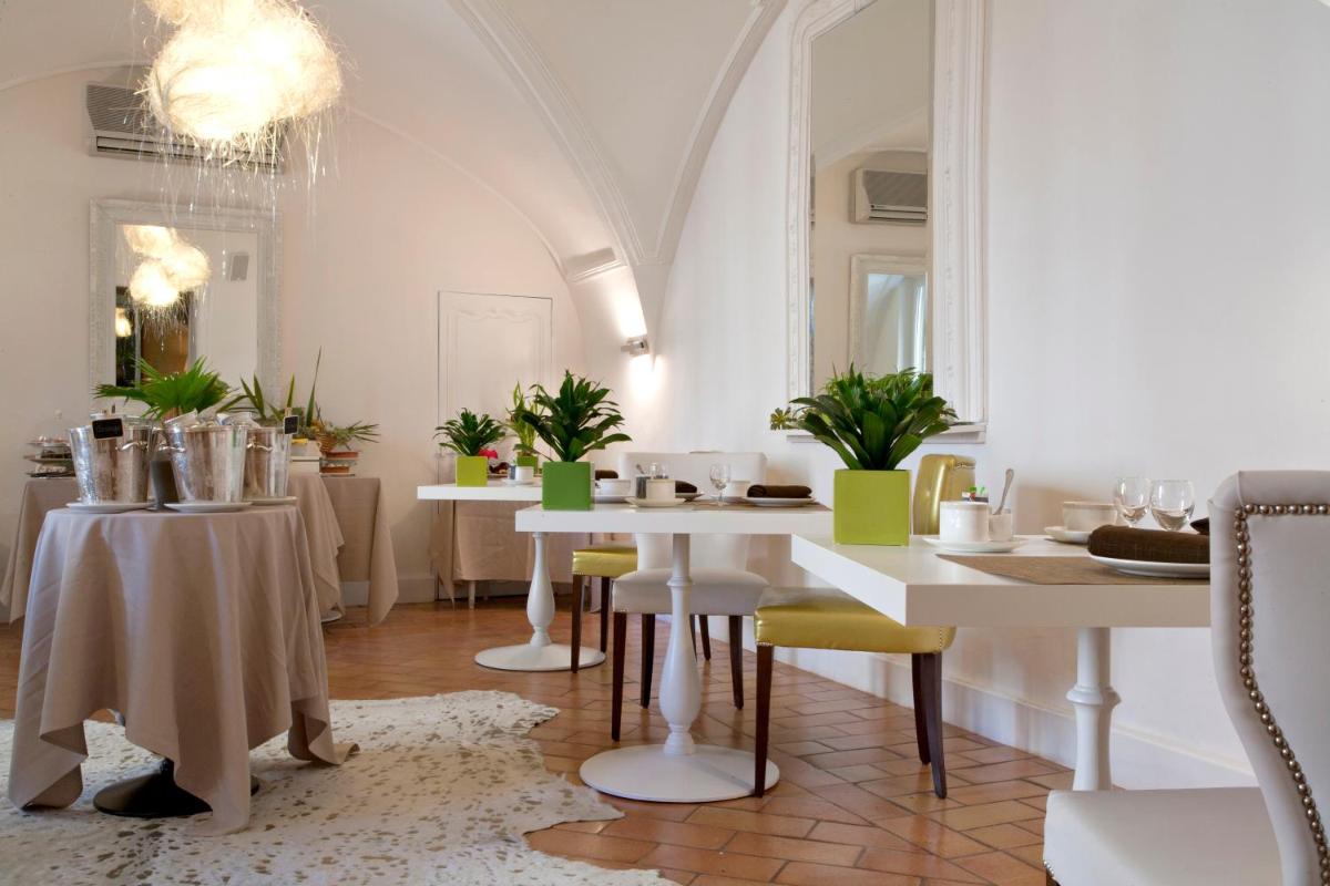 Coin salon dans l'établissement Le Castellas Hotel & SPA - TERITORIA