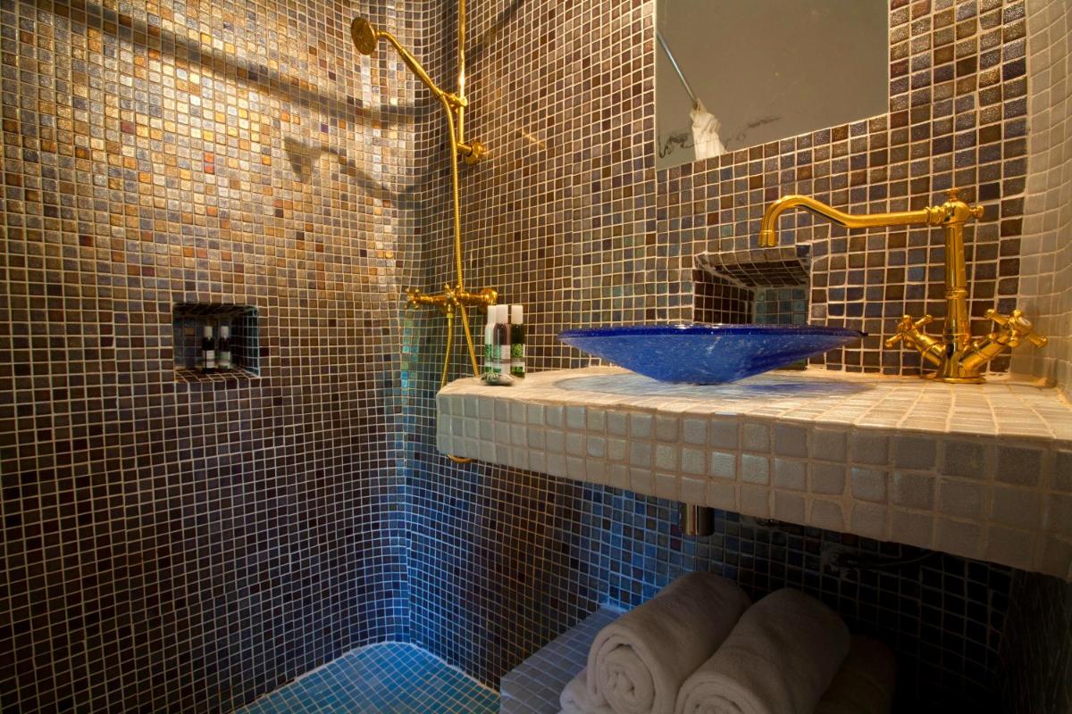 Salle de bains dans l'établissement Le Castellas Hotel & SPA - TERITORIA