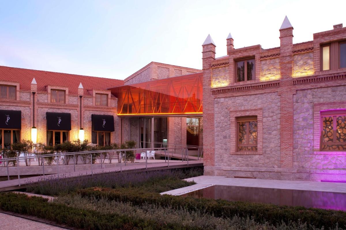 una vista exterior de un edificio con una extensión de cristal en Hotel AF Pesquera, en Peñafiel