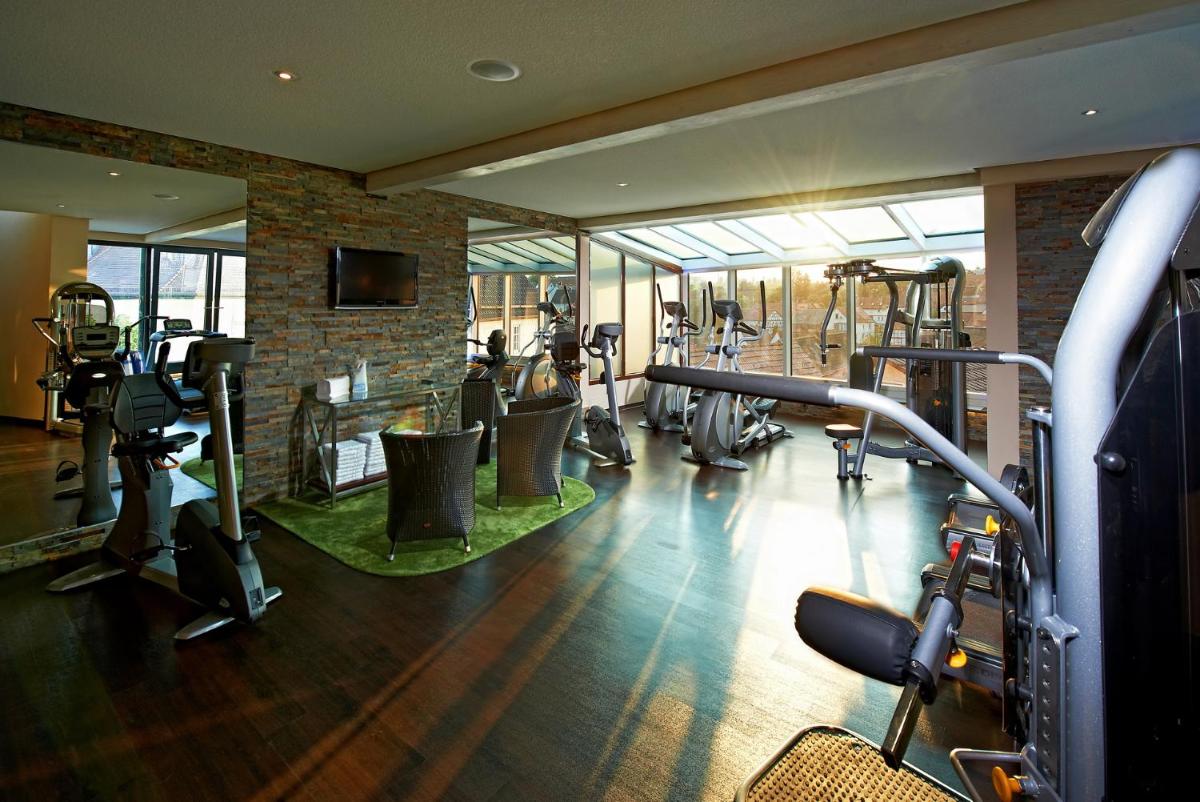 ein Fitnessstudio mit mehreren Laufbändern in einem Raum in der Unterkunft Göbels Schlosshotel "Prinz von Hessen" in Friedewald ein Fitnessstudio mit mehreren Laufbändern in einem Raum in der Unterkunft Göbels Schlosshotel "Prinz von Hessen" in Friedewald