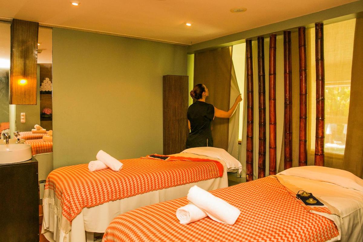 Uma cama ou camas num quarto em Pestana Palace Lisboa Hotel & National Monument - The Leading Hotels of the World