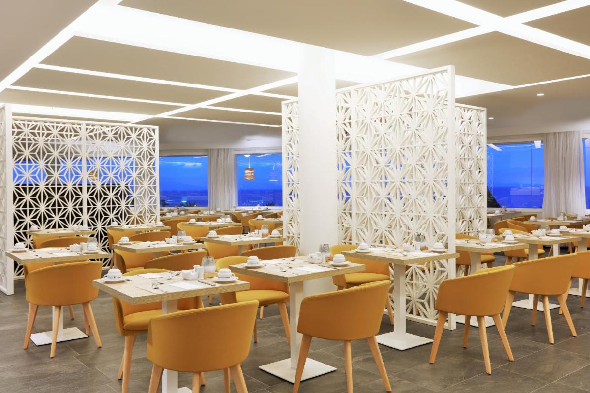 Un restaurante o sitio para comer en Iberostar Selection Lanzarote Park