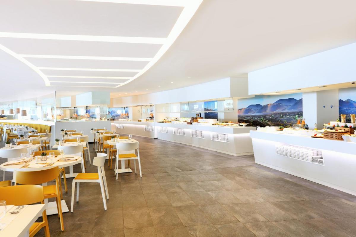Comida en o cerca de este hotel