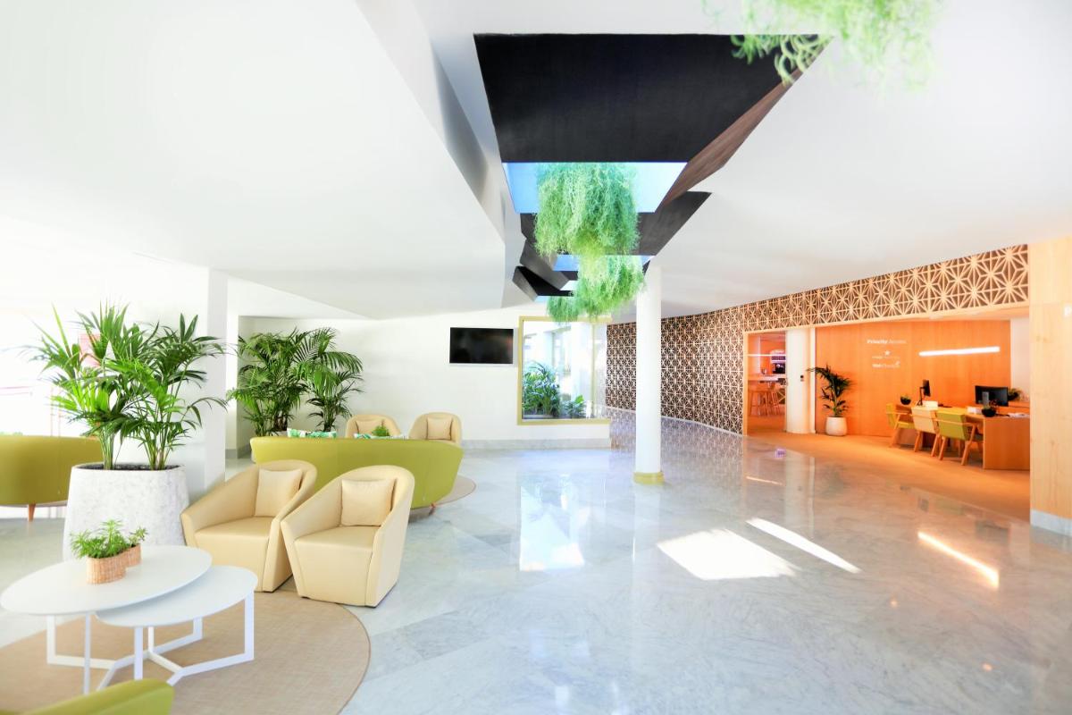 Una televisión o centro de entretenimiento en Iberostar Selection Lanzarote Park