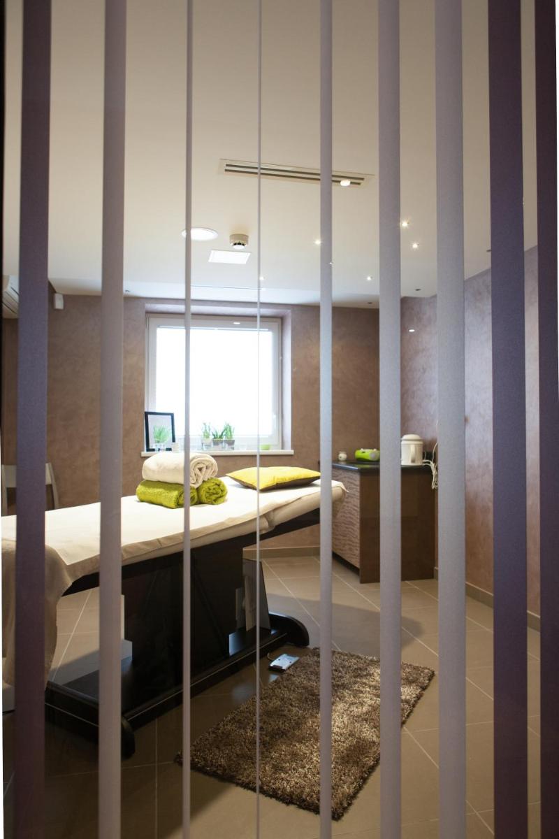 - une chambre avec un lit et une paroi en verre dans l'établissement Hotel Restaurant Le Cleebourg, à Rott