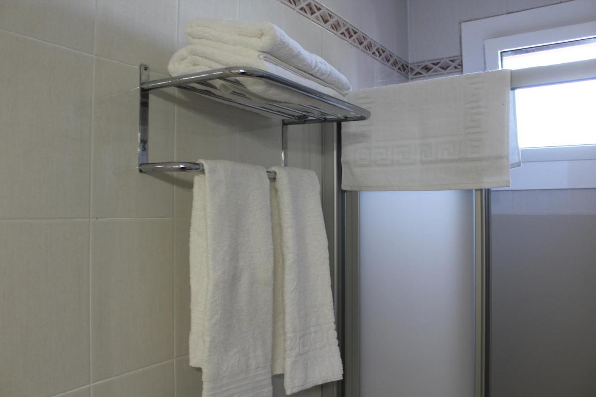 Hostal Montserrat - Housity