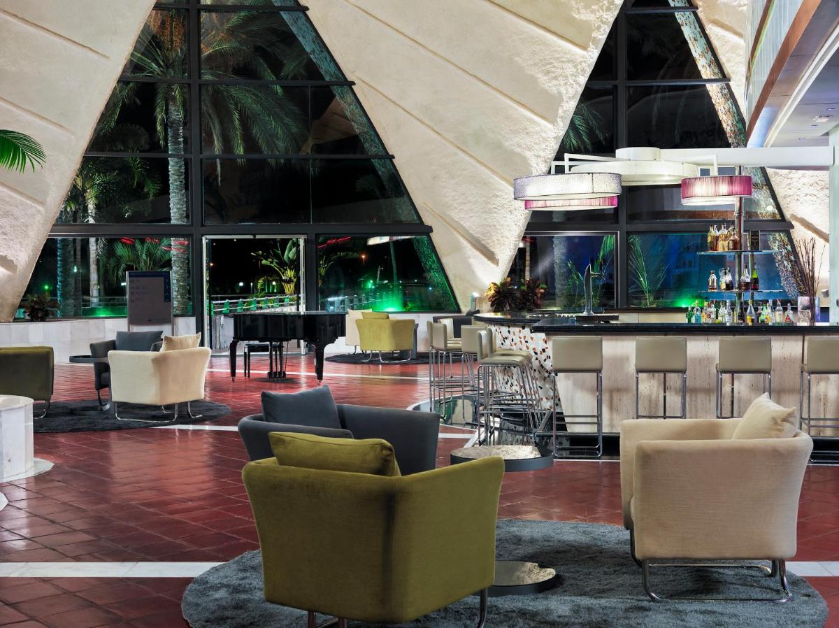 Un restaurante o sitio para comer en H10 Playa Meloneras Horizons Collection