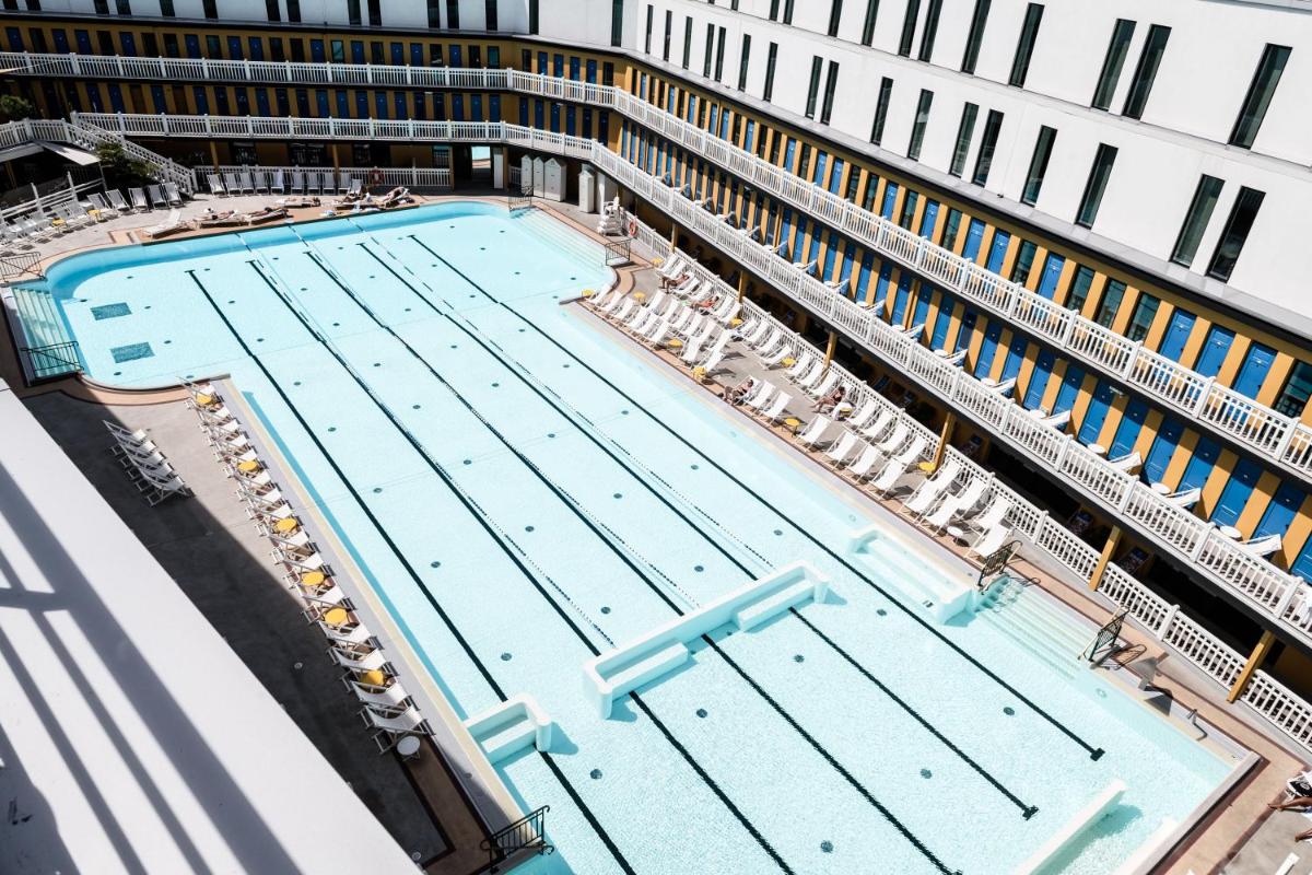 Piscine de l'établissement Molitor Hotel & Spa Paris - MGallery Collection ou située à proximité