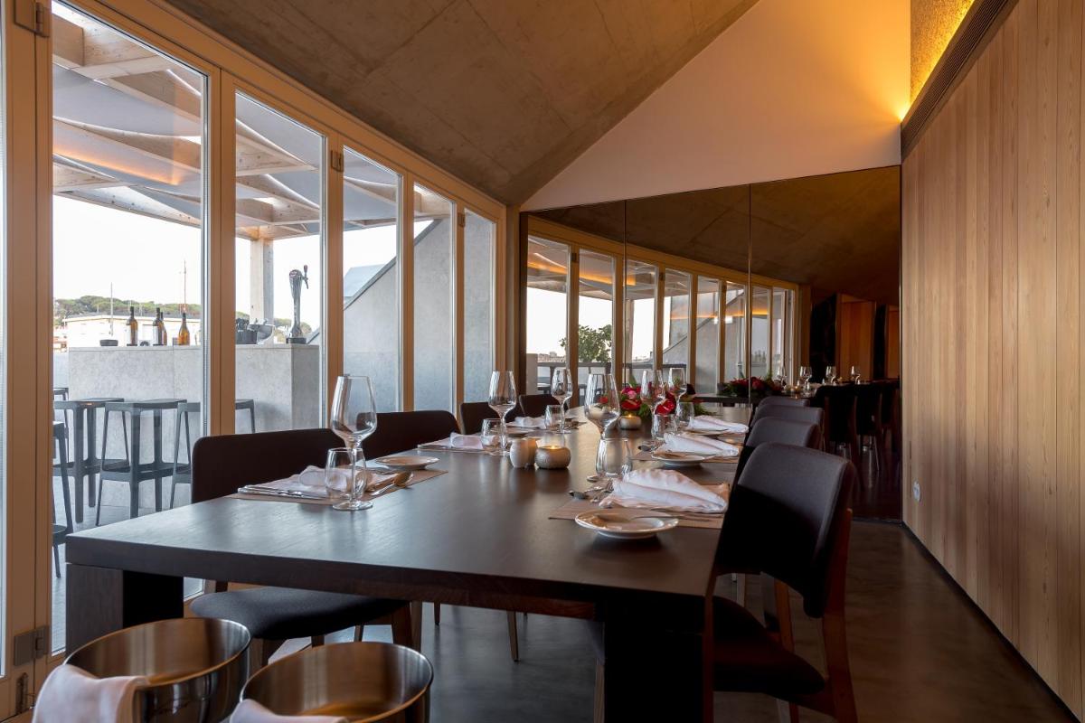 uma sala de jantar com uma mesa grande e cadeiras em Lisboa Pessoa Hotel em Lisboa