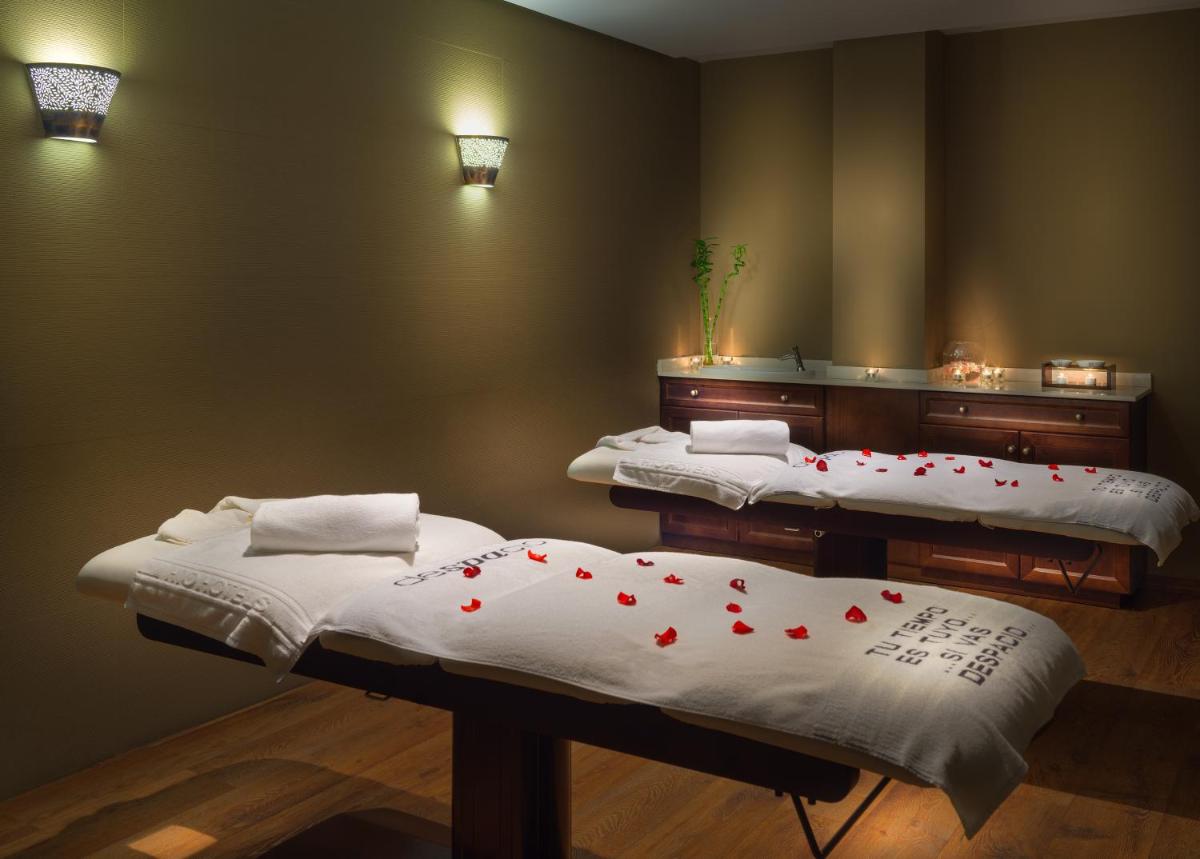 Una habitación con tres camas con corazones en ellas. en H10 Ocean Dreams Hotel Boutique - Adults Only, en Corralejo
