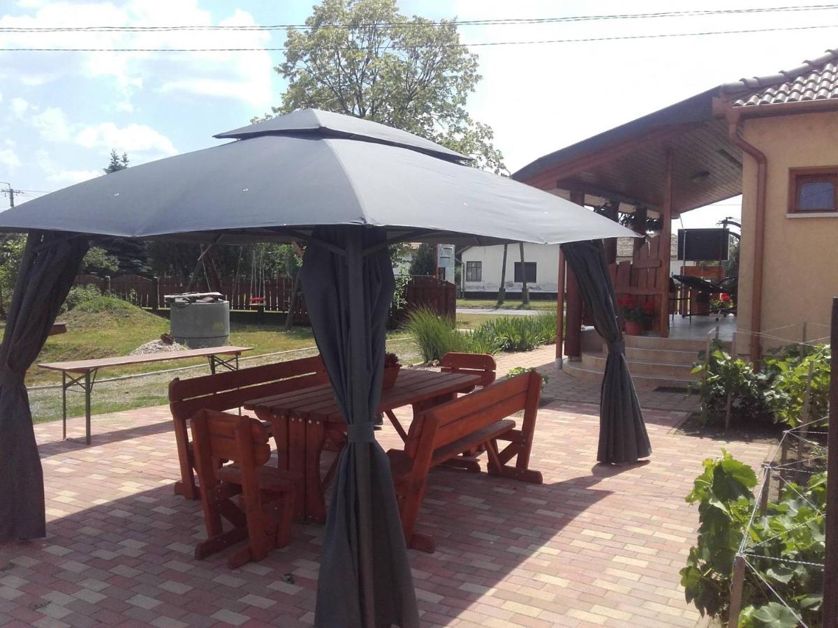 Méz-Bor Szálló - Housity