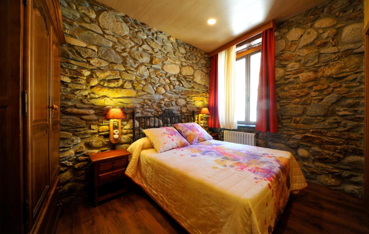 Hostal Vall D'Aneu by Arcas & Sambola - Housity