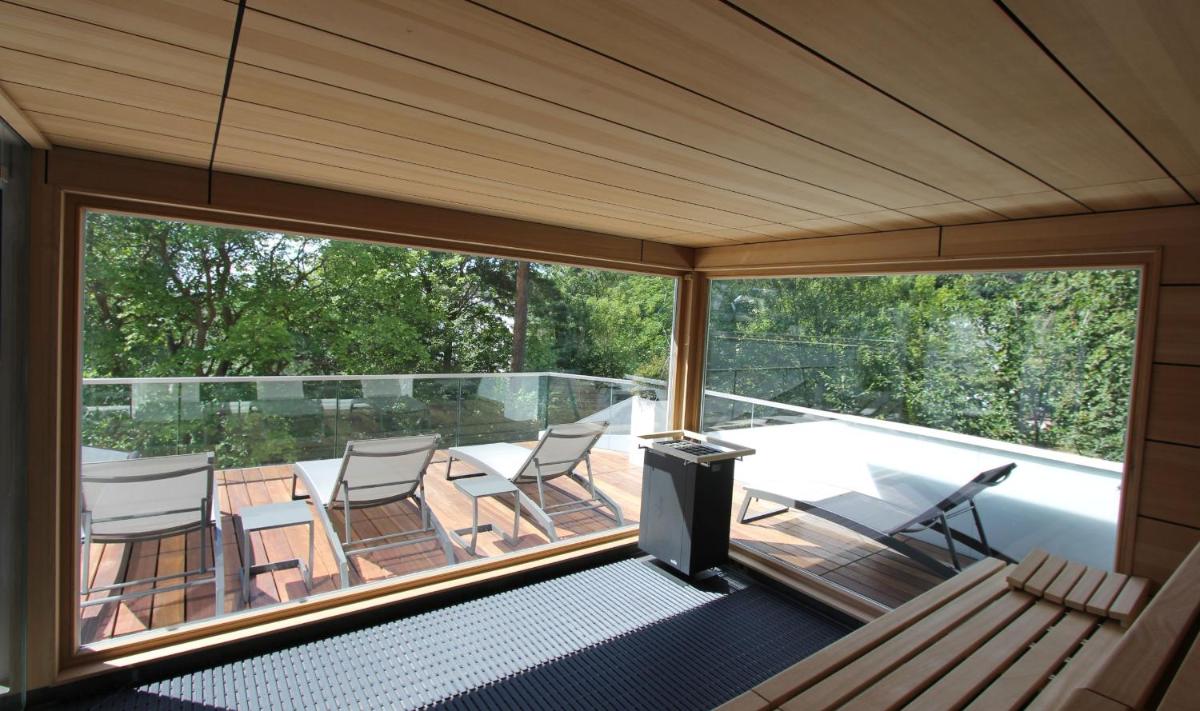 ein Zimmer mit Balkon mit Stühlen und Tisch in der Unterkunft ROEWERS Privathotel & Spa in Ostseebad Sellin