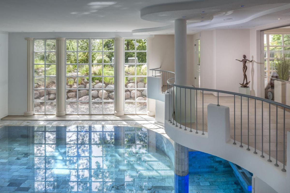 Der Swimmingpool an oder in der Nähe von ROEWERS Privathotel & Spa