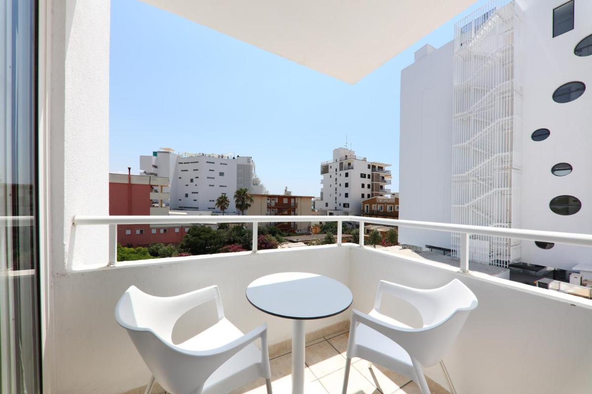 Un balcón o terraza de Iberostar Waves Bahía de Palma - Adults Only