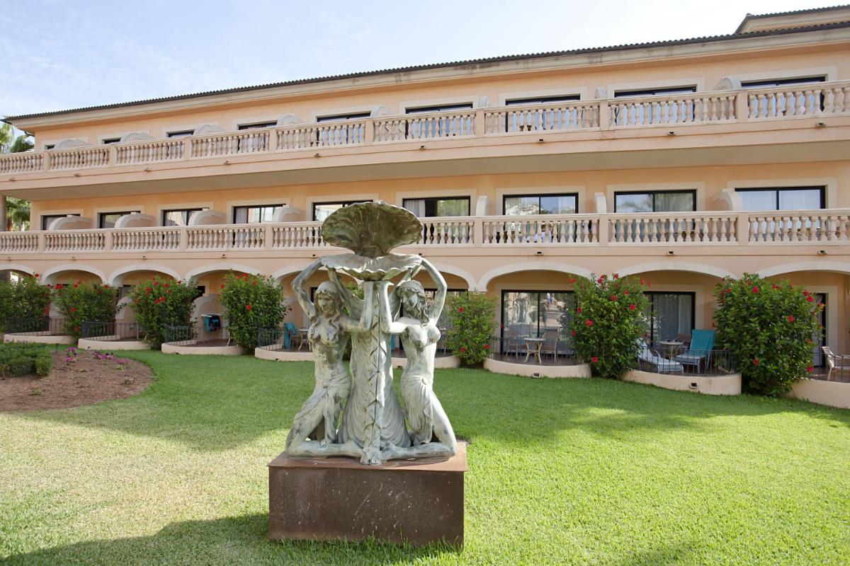 Jardín al aire libre en Mon Port Hotel & Spa