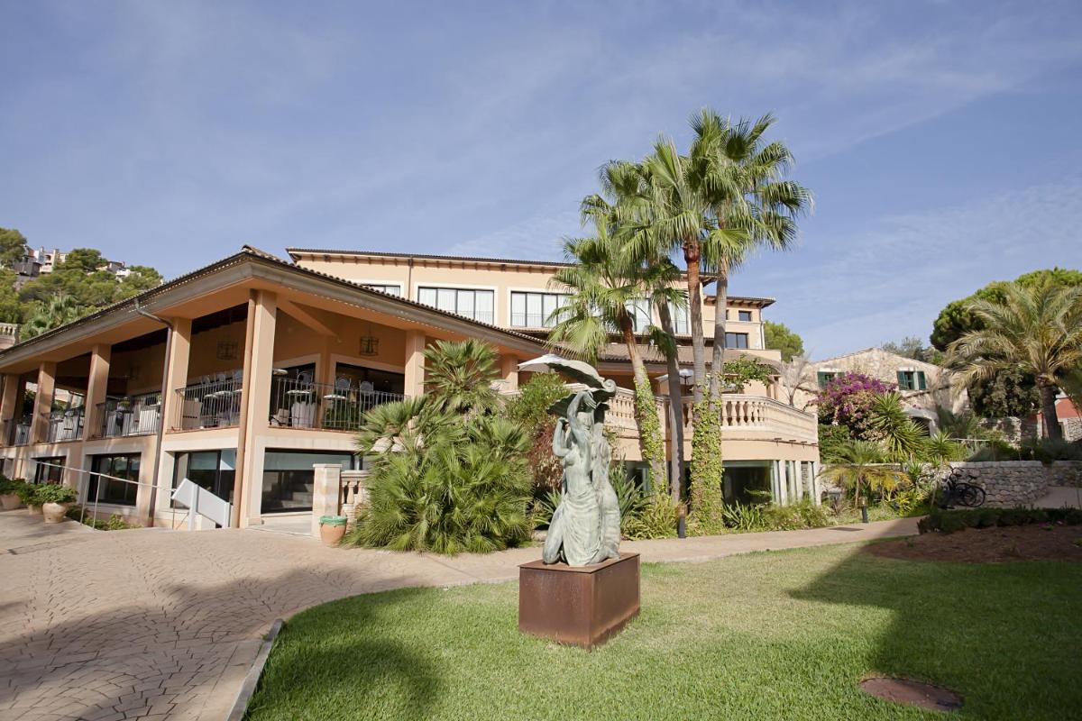 Jardín al aire libre en Mon Port Hotel & Spa