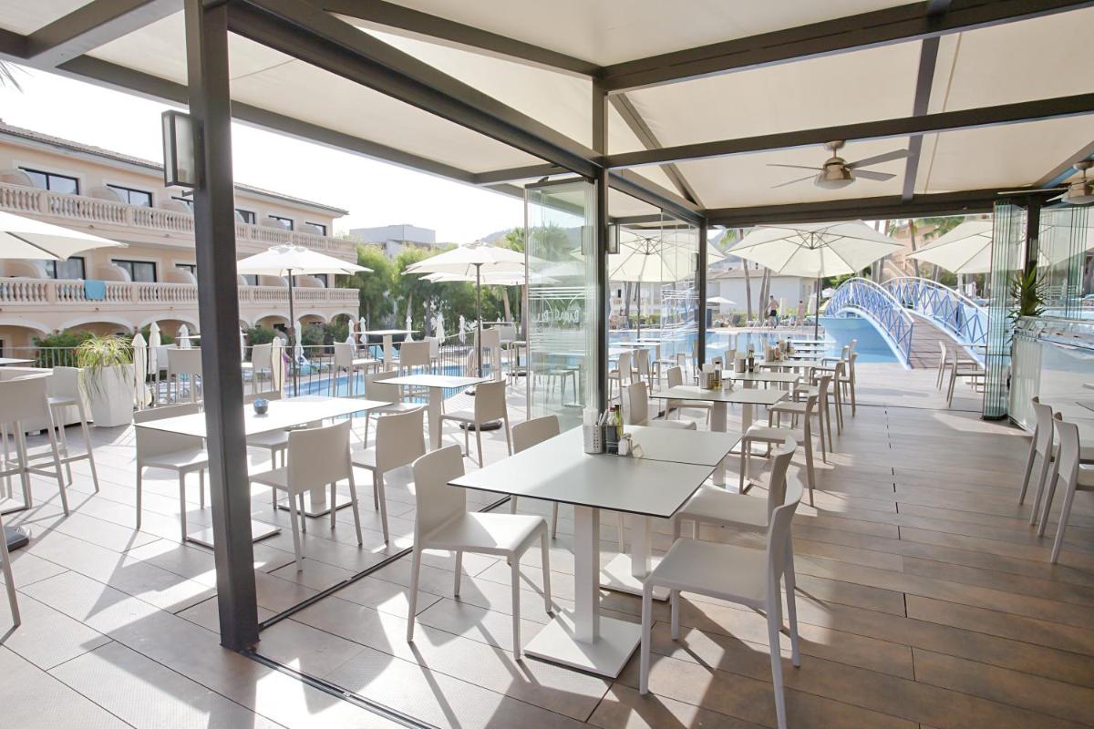 Un restaurante o sitio para comer en Mon Port Hotel & Spa
